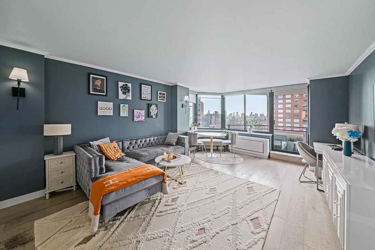 1991 Broadway 21A, Lincoln Square, Upper West Side, NYC - 3 Bedrooms  
2 Bathrooms  
6 Rooms - 