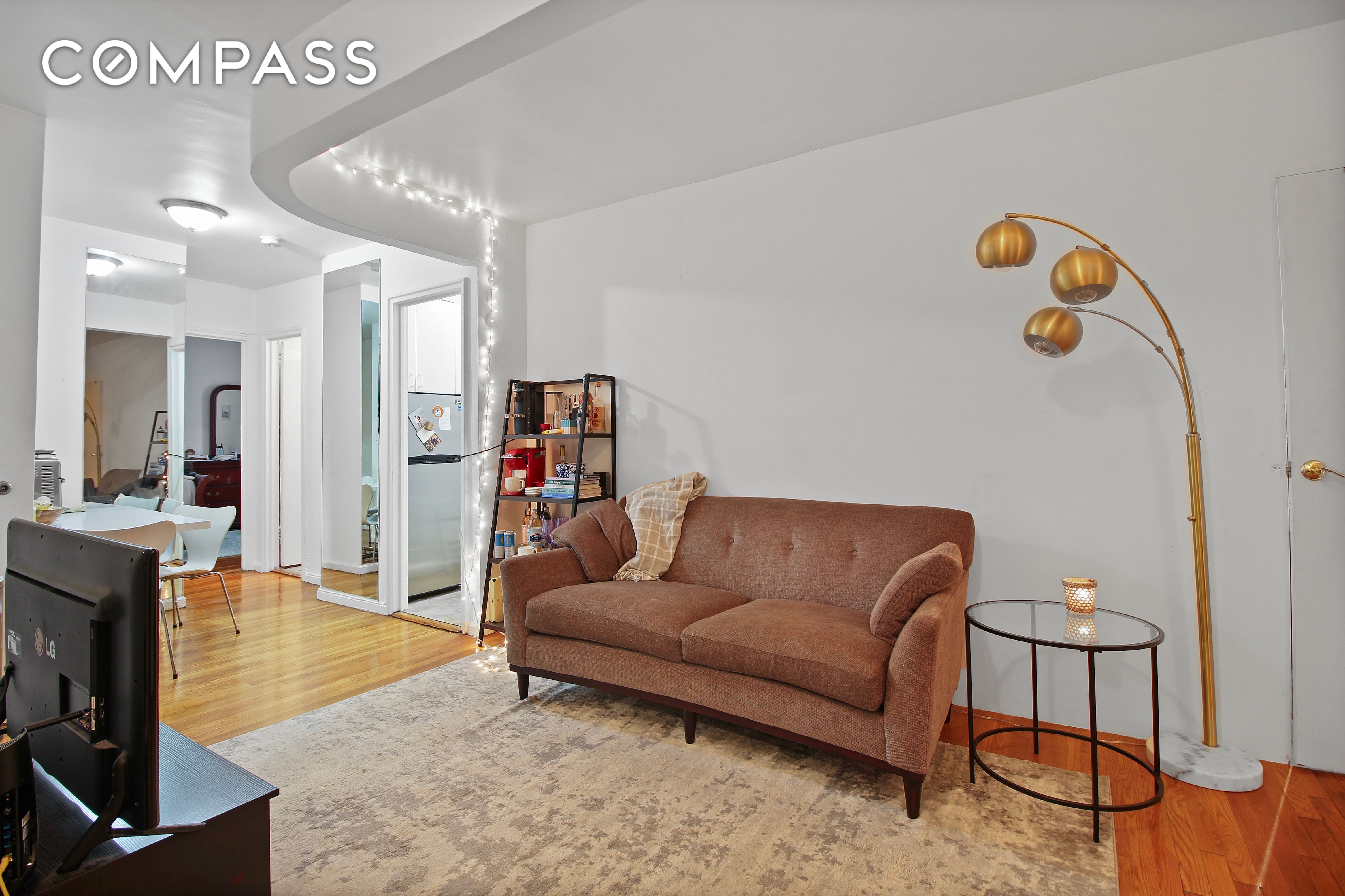 315 East 56th Street 5F, Midtown East, Midtown East, NYC - 2 Bedrooms  
1 Bathrooms  
5 Rooms - 