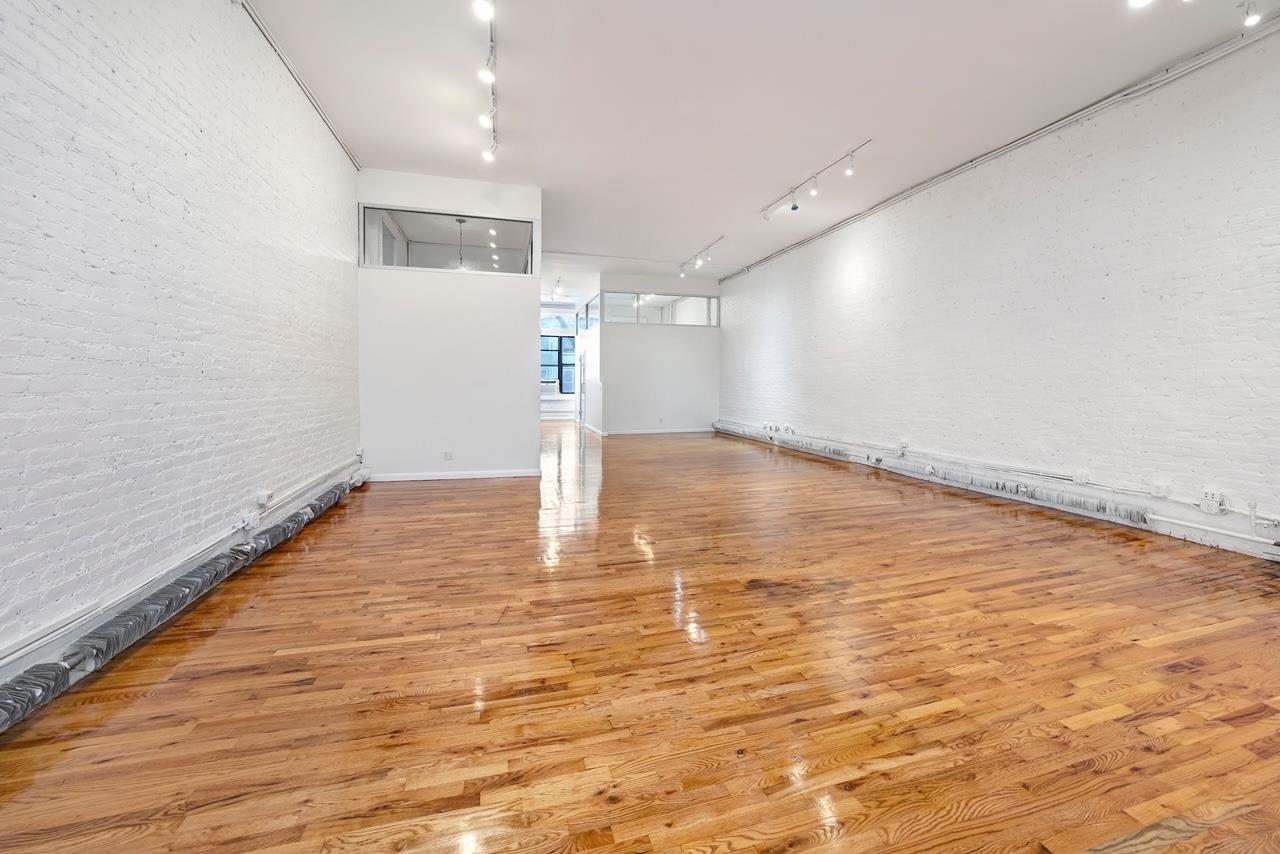 604 East 11th Street 2ndfloor, East Village, Downtown, NYC - 2 Bedrooms  
1 Bathrooms  
5 Rooms - 