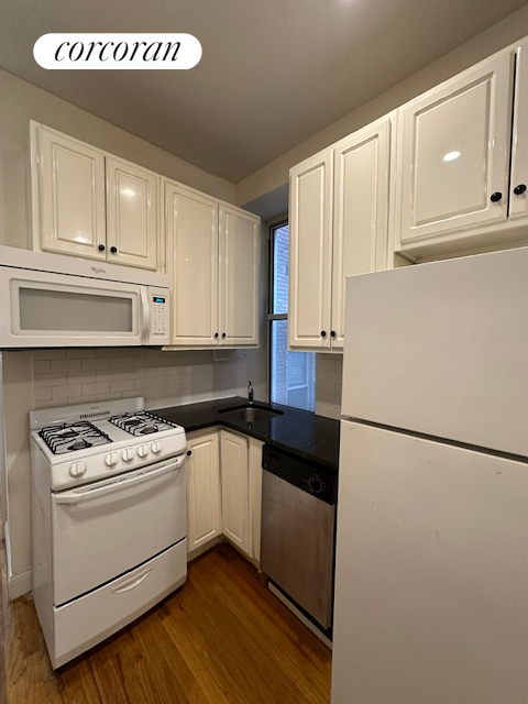 114 East 1st Street 9, East Village, Downtown, NYC - 3 Bedrooms  
1 Bathrooms  
5 Rooms - 