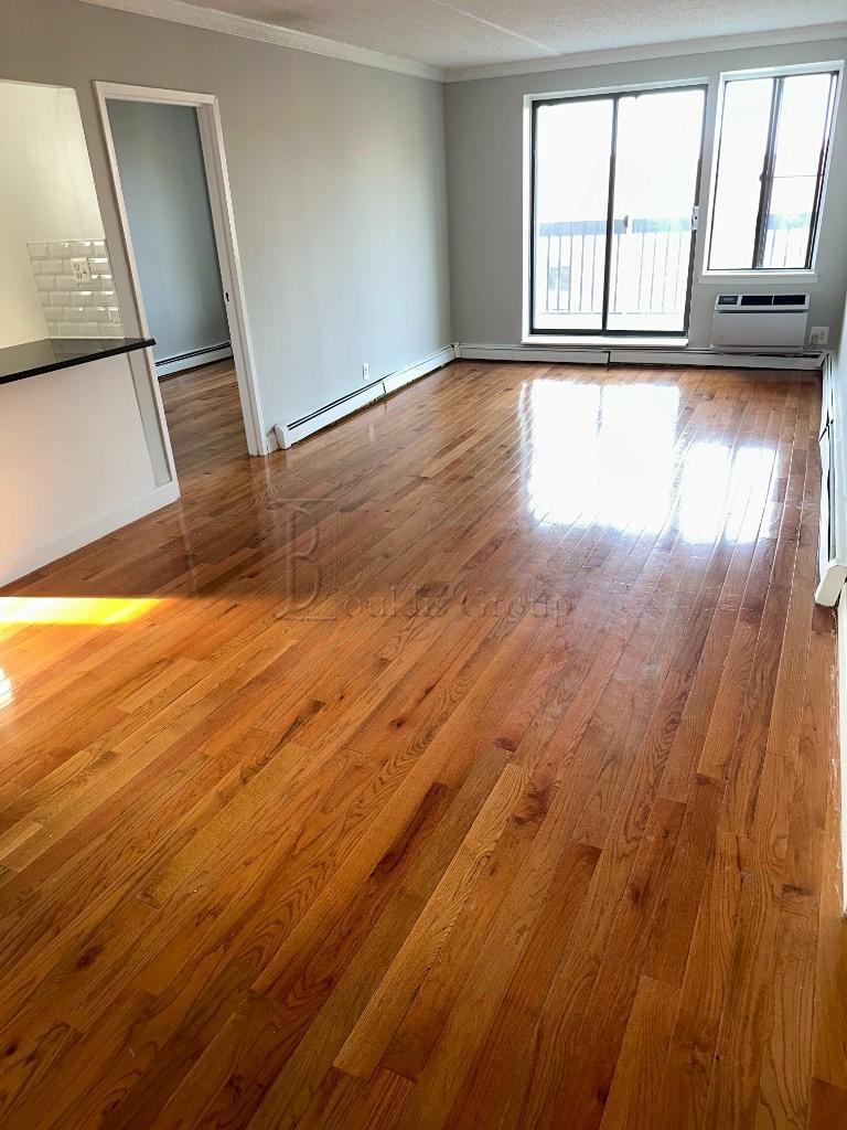 140-16 34th Ave 507, Whitestone, Queens, New York - 2 Bedrooms  
1 Bathrooms  
4 Rooms - 