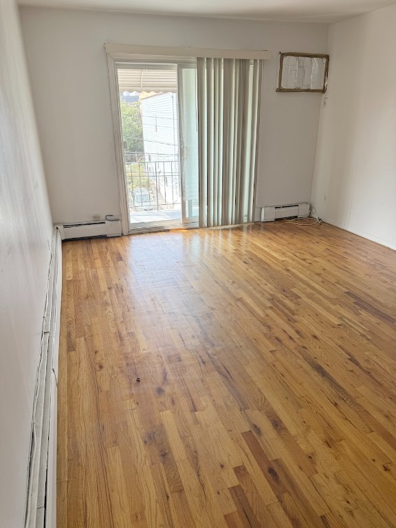 32-21 60th Street 3, Woodside, Queens, New York - 3 Bedrooms  
1.5 Bathrooms  
5 Rooms - 