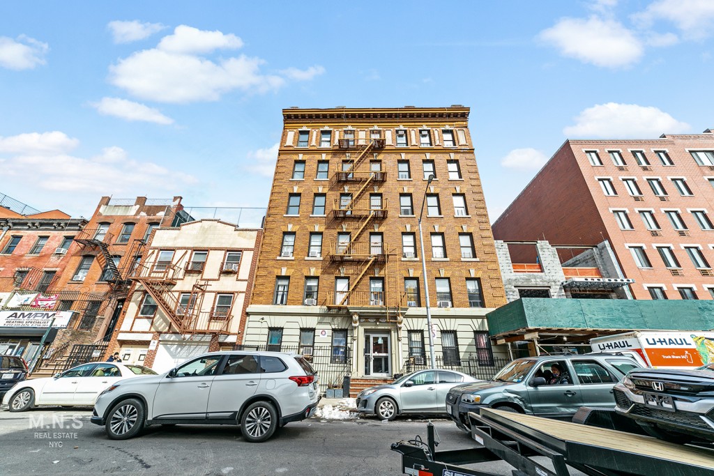 215 East 117th Street 21, East Harlem, Upper Manhattan, NYC - 3 Bedrooms  
1.5 Bathrooms  
5 Rooms - 