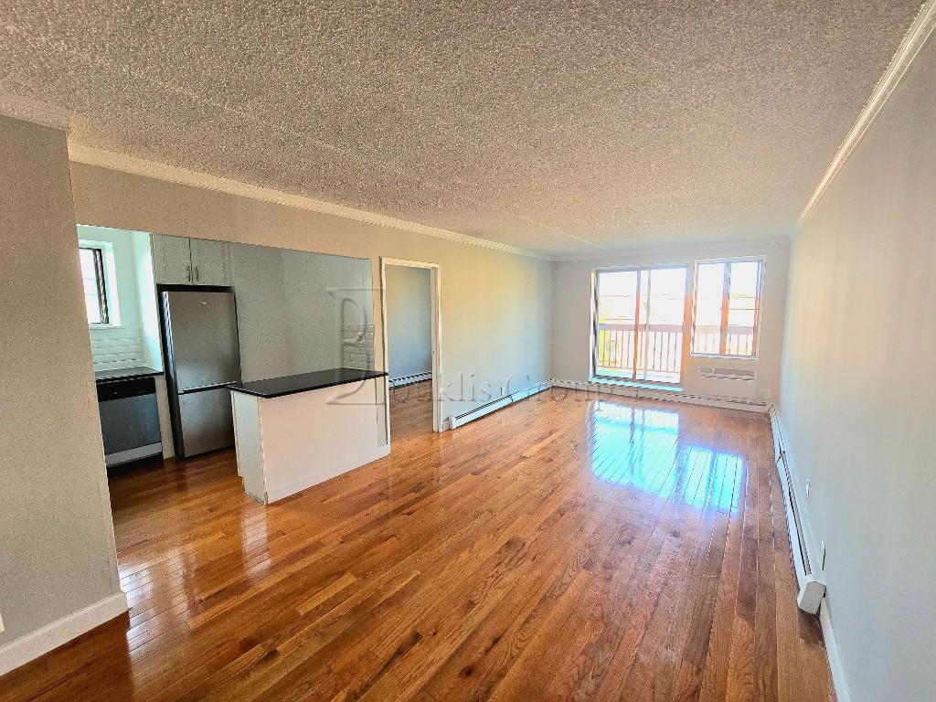 140-16 34th Ave 813, Whitestone, Queens, New York - 2 Bedrooms  
1 Bathrooms  
5 Rooms - 