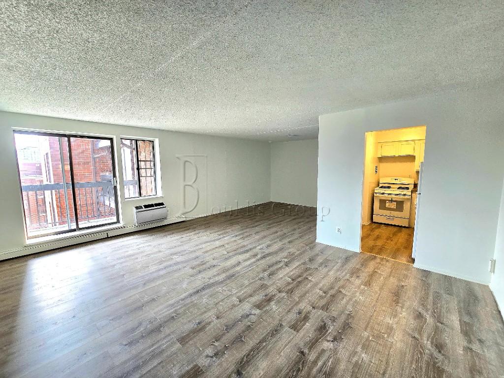 140-16 34th Ave 915, Whitestone, Queens, New York - 2 Bedrooms  
1 Bathrooms  
5 Rooms - 