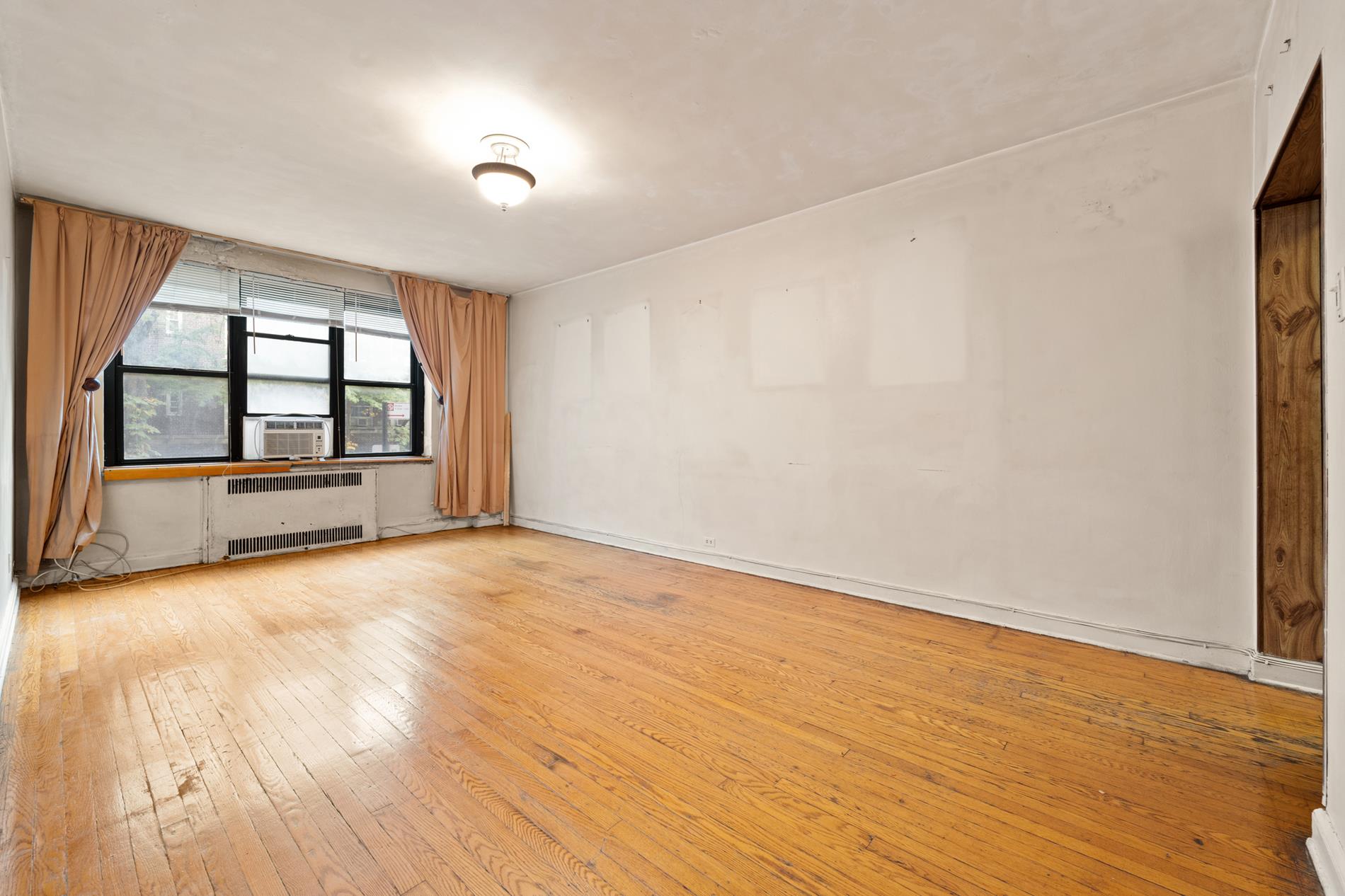 34-40 79th Street 1-E, Jackson Heights, Queens, New York - 3 Bedrooms  
2 Bathrooms  
6 Rooms - 