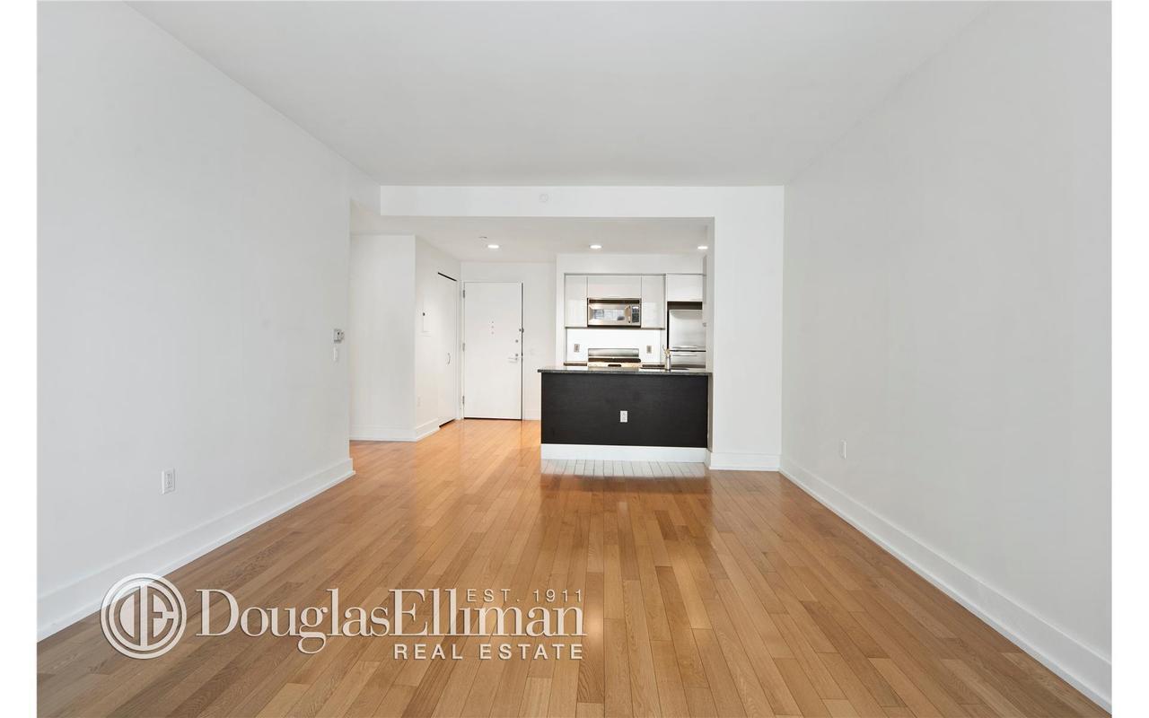 350 West 42nd Street 7E, Hells Kitchen, Midtown West, NYC - 1 Bedrooms  
1 Bathrooms  
3 Rooms - 