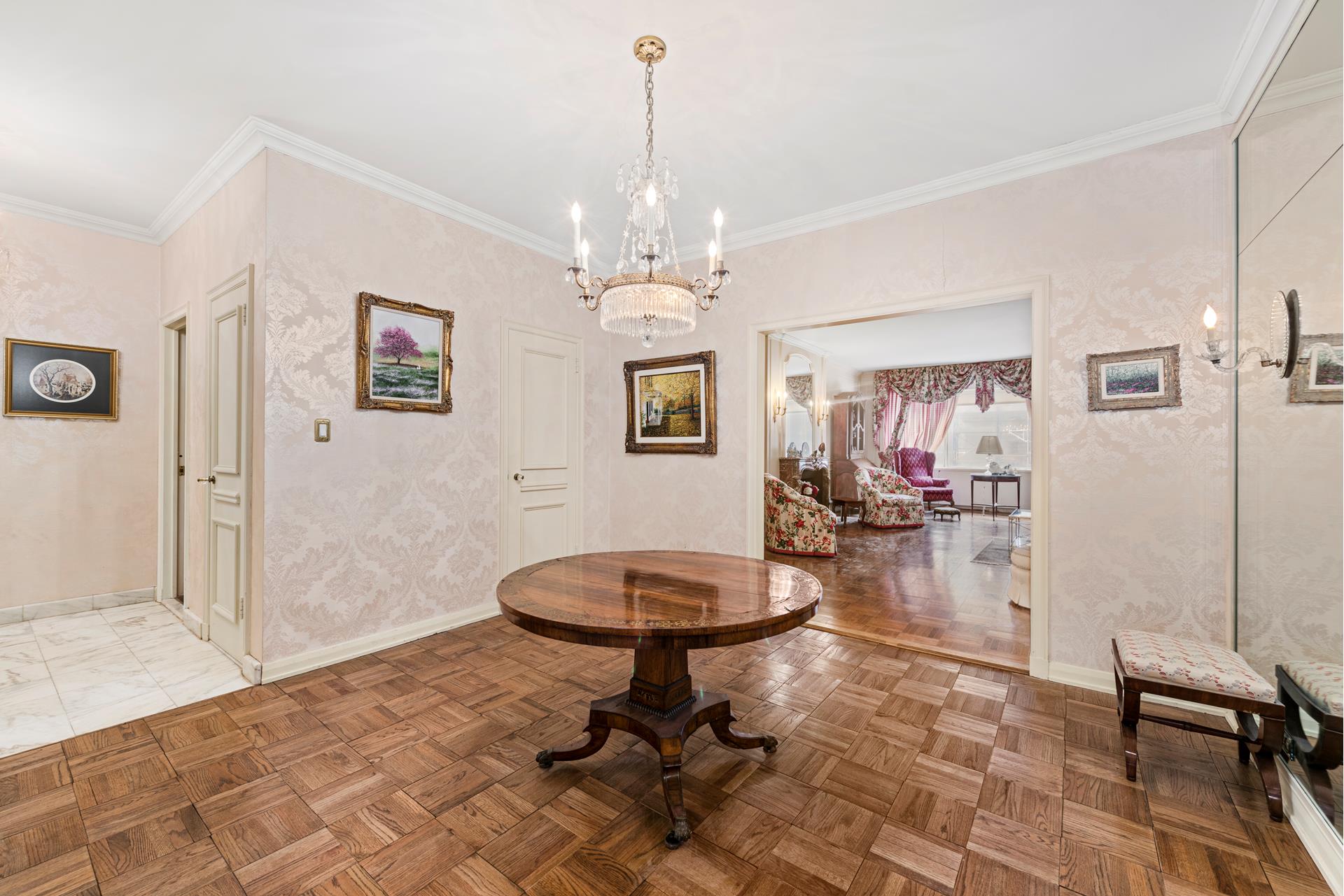 700 Park Avenue 6C, Lenox Hill, Upper East Side, NYC - 2 Bedrooms  
3.5 Bathrooms  
6 Rooms - 