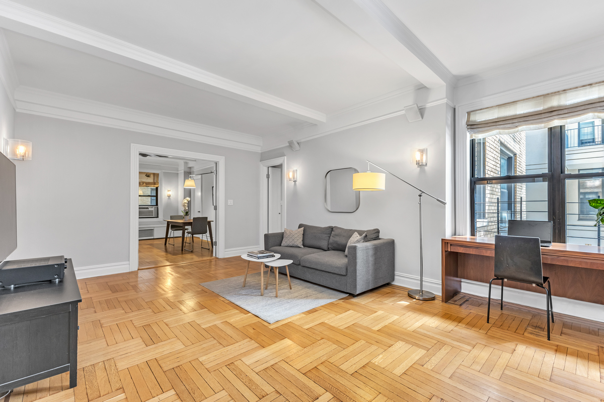 215 West 92nd Street 4E, Upper West Side, Upper West Side, NYC - 2 Bedrooms  
1.5 Bathrooms  
5 Rooms - 