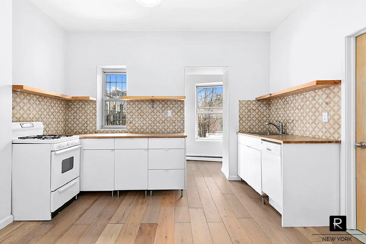 42 Clermont Avenue 3, Fort Greene, Brooklyn, New York - 2 Bedrooms  
1 Bathrooms  
5 Rooms - 