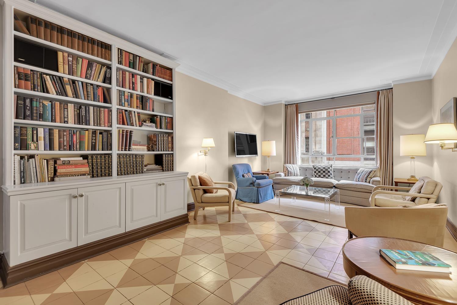 25 Central Park 4R, Lincoln Square, Upper West Side, NYC - 2 Bedrooms  
2 Bathrooms  
6 Rooms - 