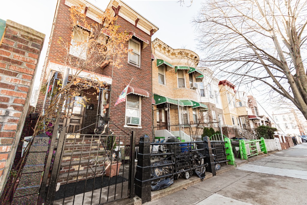 402 Fenimore Street, Brooklyn, Queens, New York - 7 Bedrooms  
3 Bathrooms  
15 Rooms - 