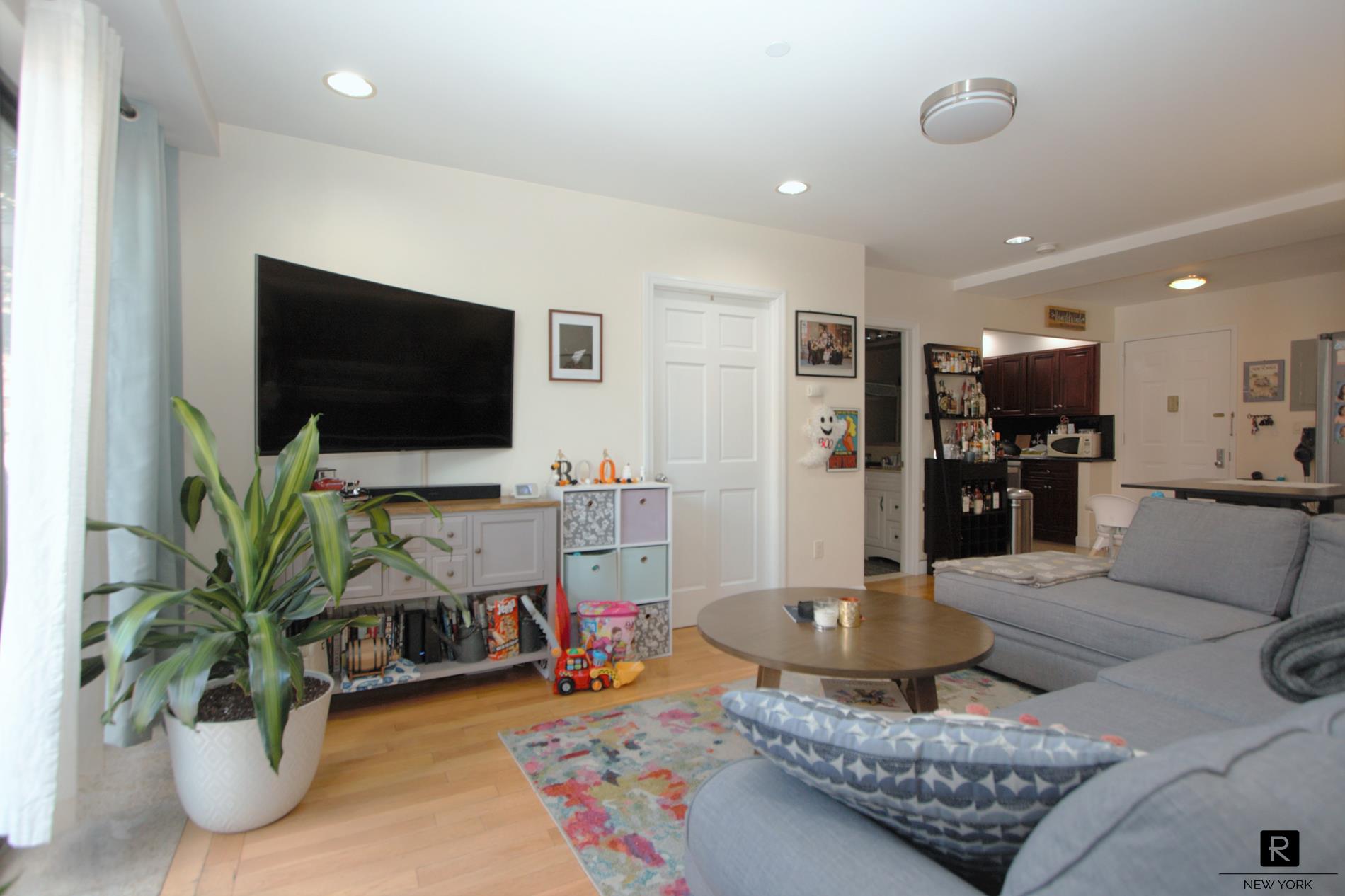 599 4th Avenue 2-B, South Slope, Brooklyn, New York - 2 Bedrooms  
1 Bathrooms  
4 Rooms - 