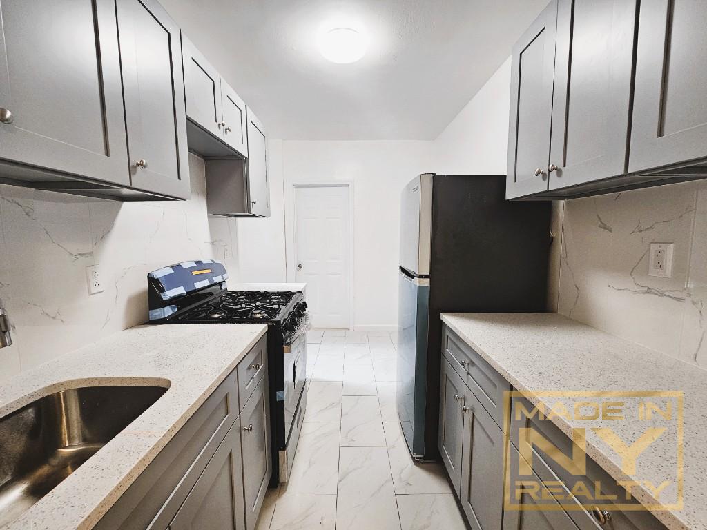 100-10 67th Road 4E, Rego Park, Queens, New York - 1 Bedrooms  
1 Bathrooms  
4 Rooms - 