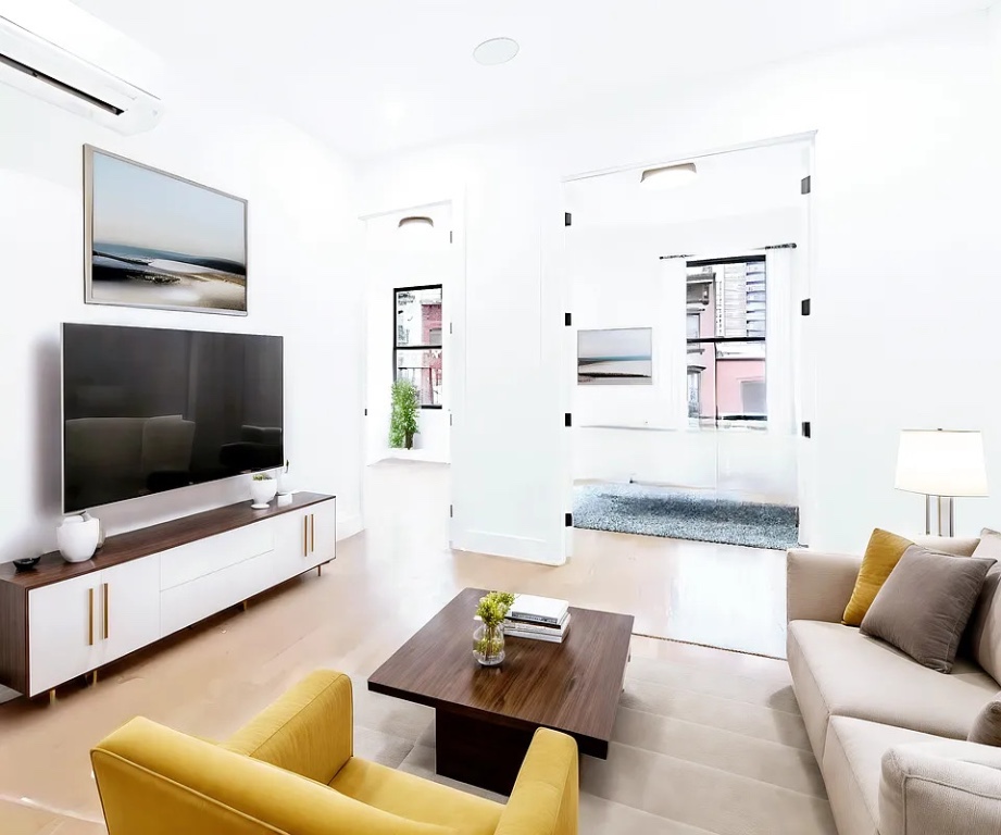 104 Graham Avenue 2R, Williamsburg, Brooklyn, New York - 3 Bedrooms  
2 Bathrooms  
5 Rooms - 