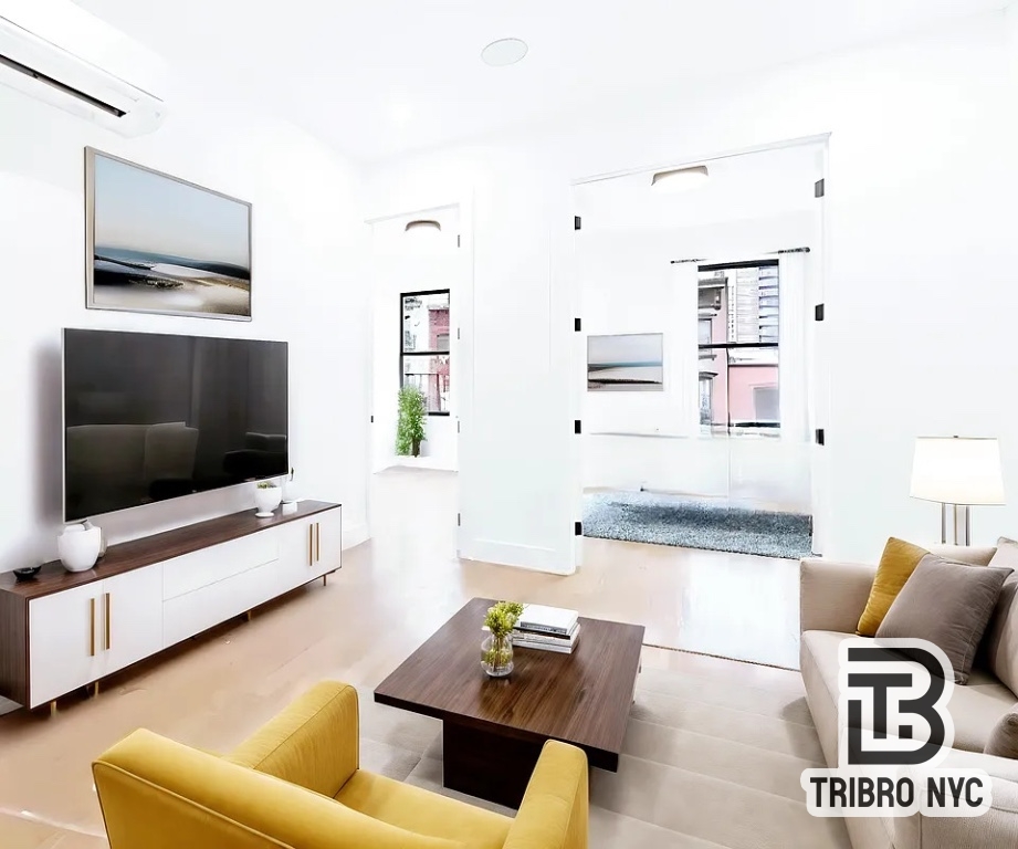 104 Graham Avenue 2R, Williamsburg, Brooklyn, New York - 3 Bedrooms  
2 Bathrooms  
5 Rooms - 