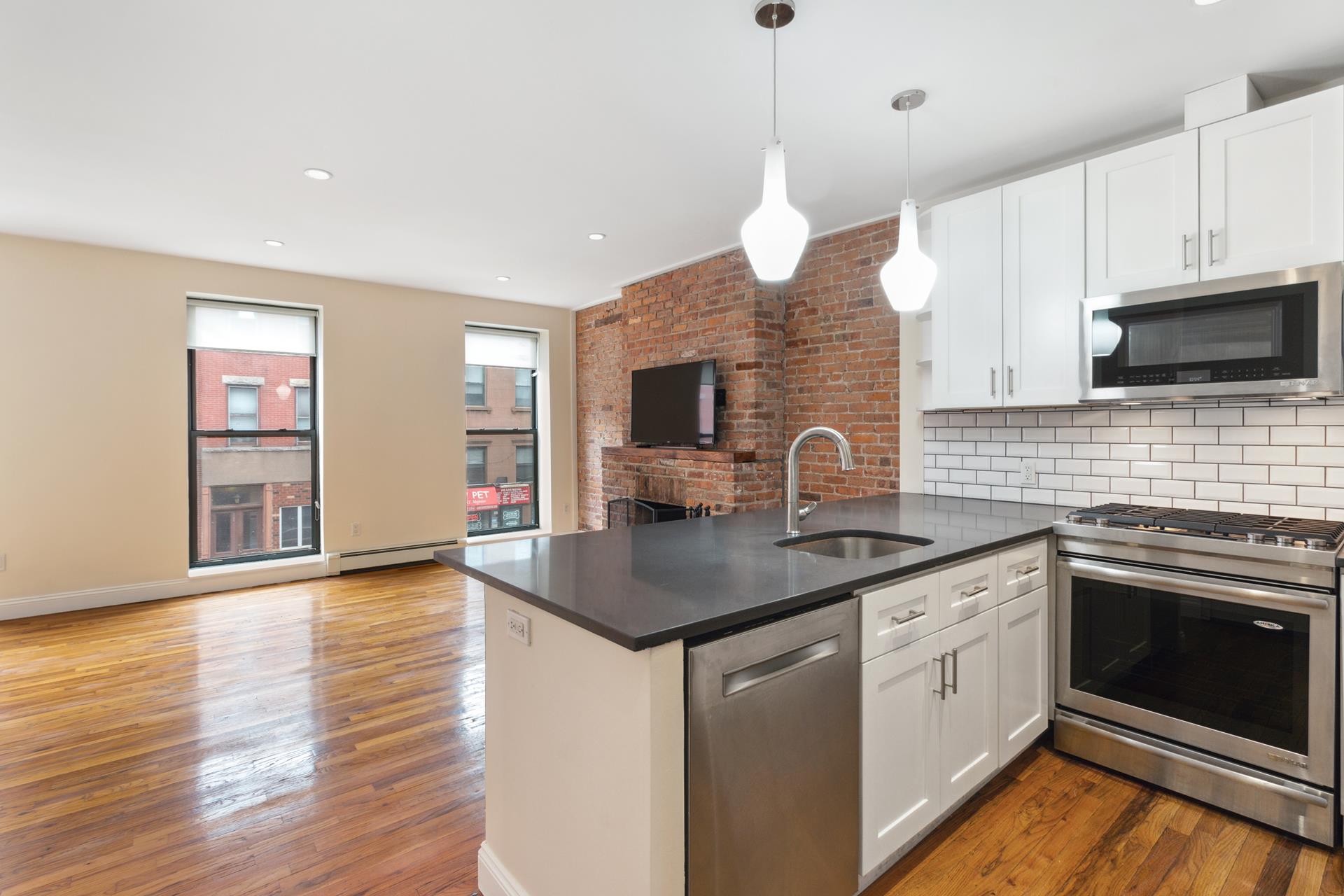 179 Union Street 3, Carroll Gardens, Brooklyn, New York - 2 Bedrooms  
1 Bathrooms  
4 Rooms - 