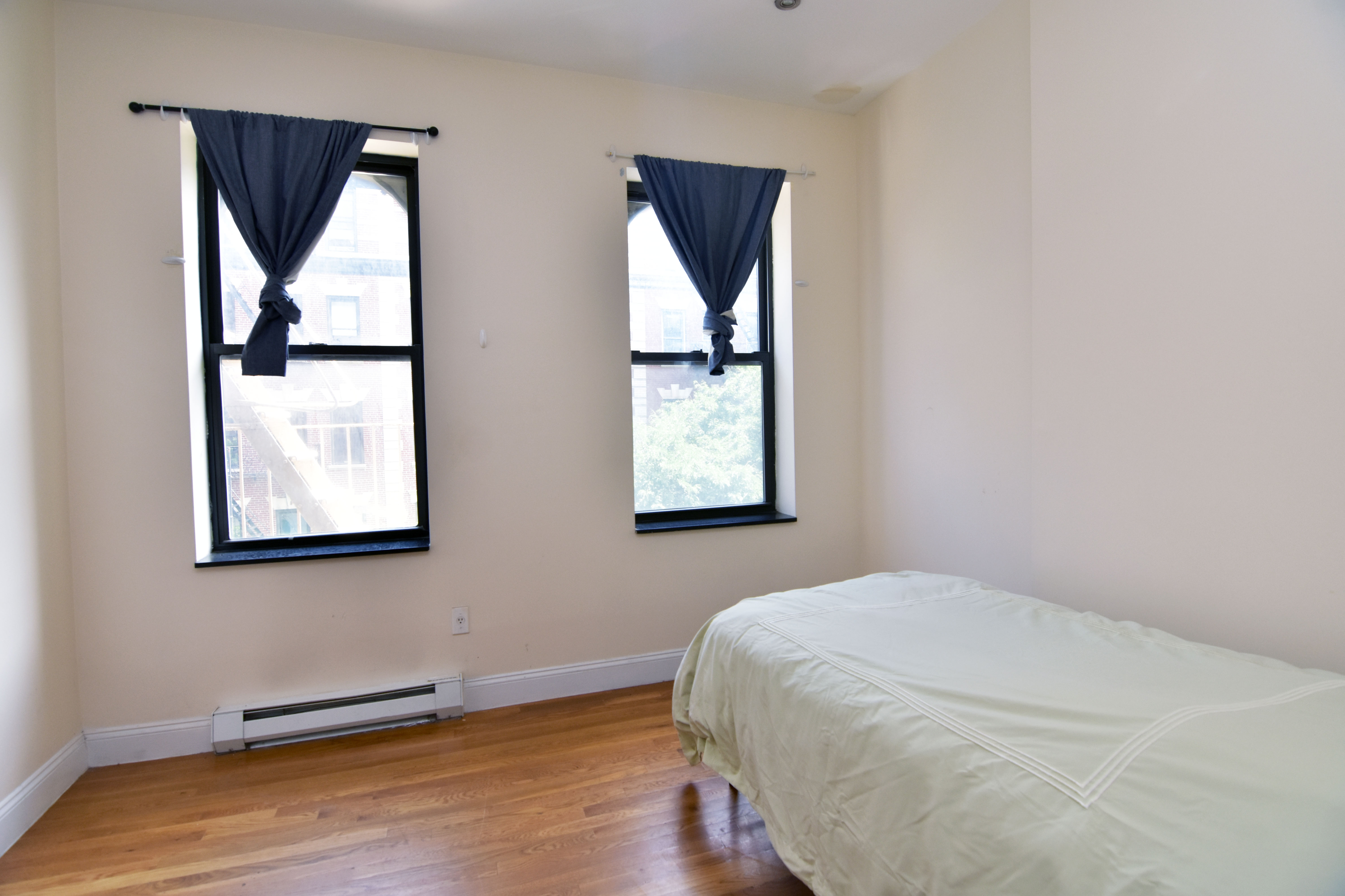 216 West 108th Street 4-R, Manhattan Valley, Upper Manhattan, NYC - 3 Bedrooms  
1 Bathrooms  
5 Rooms - 