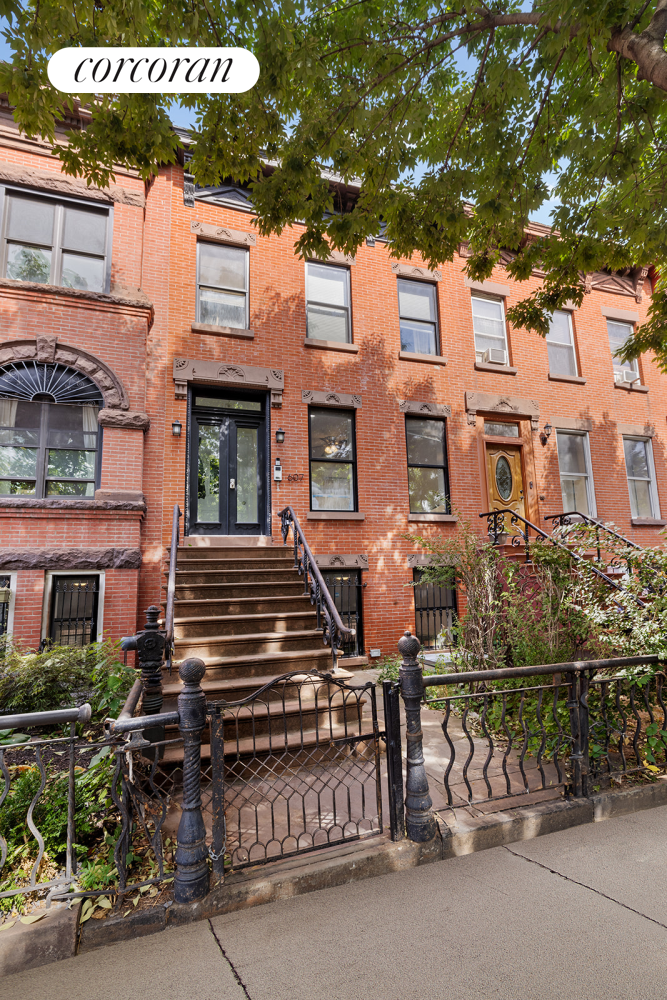 607 Halsey Street, Stuyvesant Heights, Downtown, NYC - 5 Bedrooms  
3 Bathrooms  
8 Rooms - 