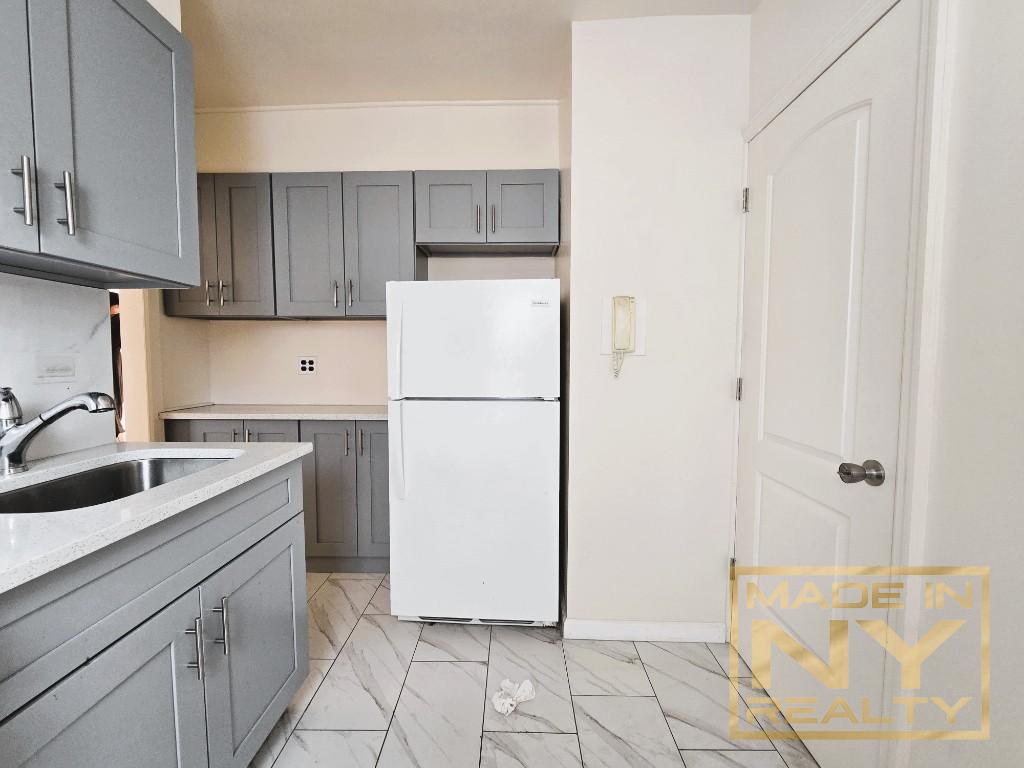 64-41 Saunders Street 512, Rego Park, Queens, New York - 2 Bedrooms  
1 Bathrooms  
4 Rooms - 