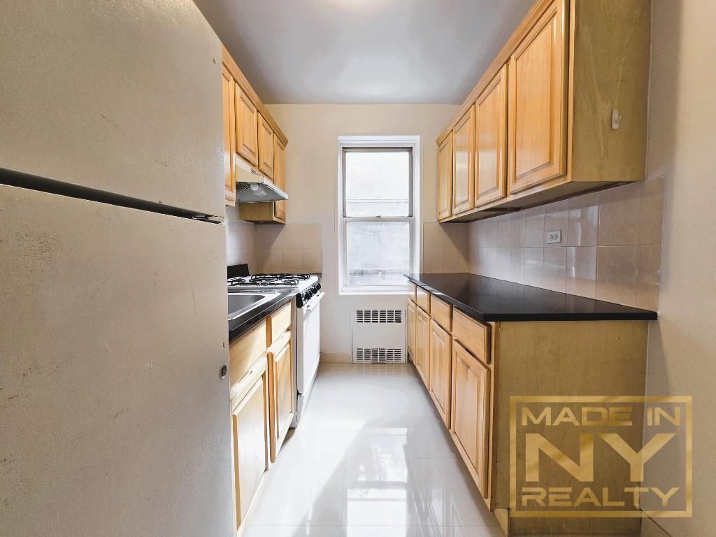 64-41 Saunders Street 215, Rego Park, Queens, New York - 2 Bedrooms  
1.5 Bathrooms  
4 Rooms - 