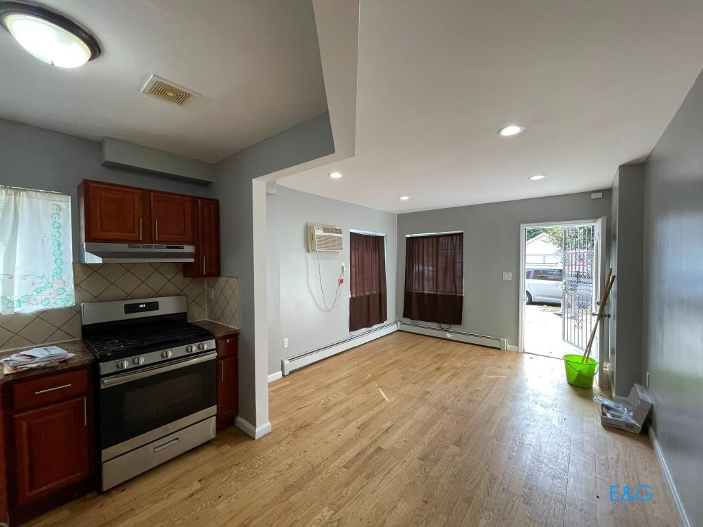 451 East 53rd Street 1, East Flatbush, Brooklyn, New York - 3 Bedrooms  
2 Bathrooms  
5 Rooms - 