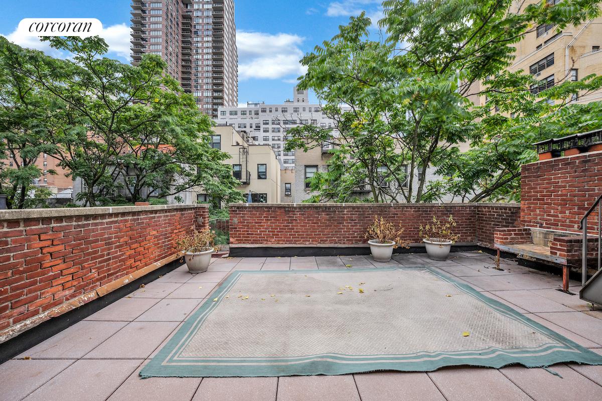 410 East 73rd Street 5B, Lenox Hill, Upper East Side, NYC - 2 Bedrooms  
2 Bathrooms  
4 Rooms - 