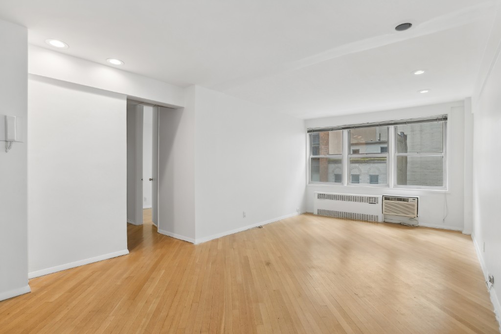 141 East 55th Street 5C, Midtown East, Midtown East, NYC - 1 Bedrooms  
1 Bathrooms  
5 Rooms - 