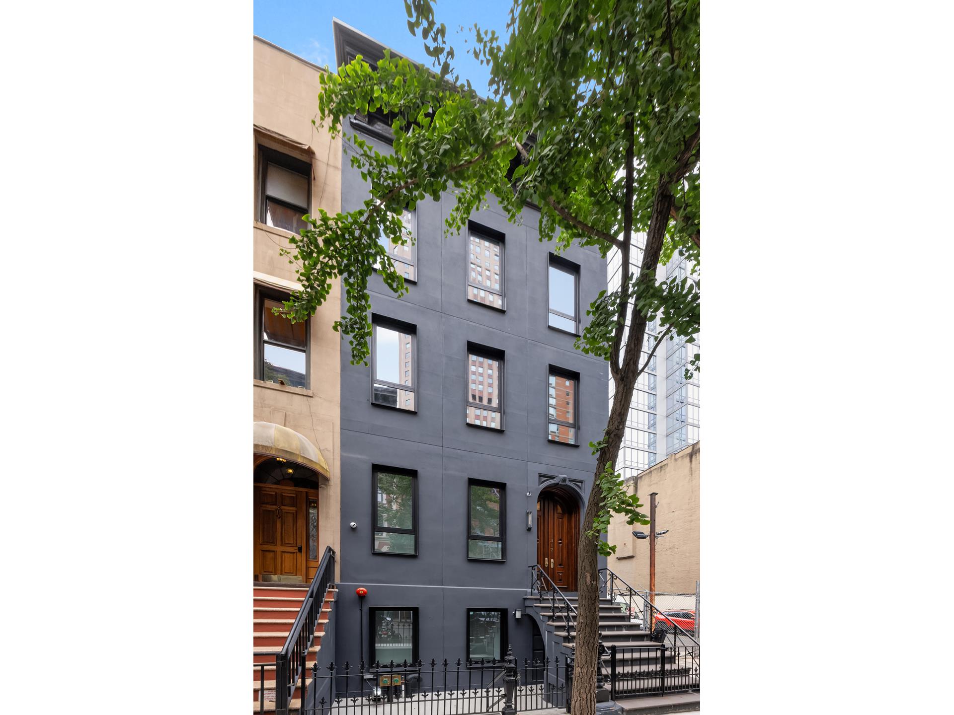 317 West 51st Street, Hells Kitchen, Midtown West, NYC - 8 Bedrooms  
9 Bathrooms  
16 Rooms - 