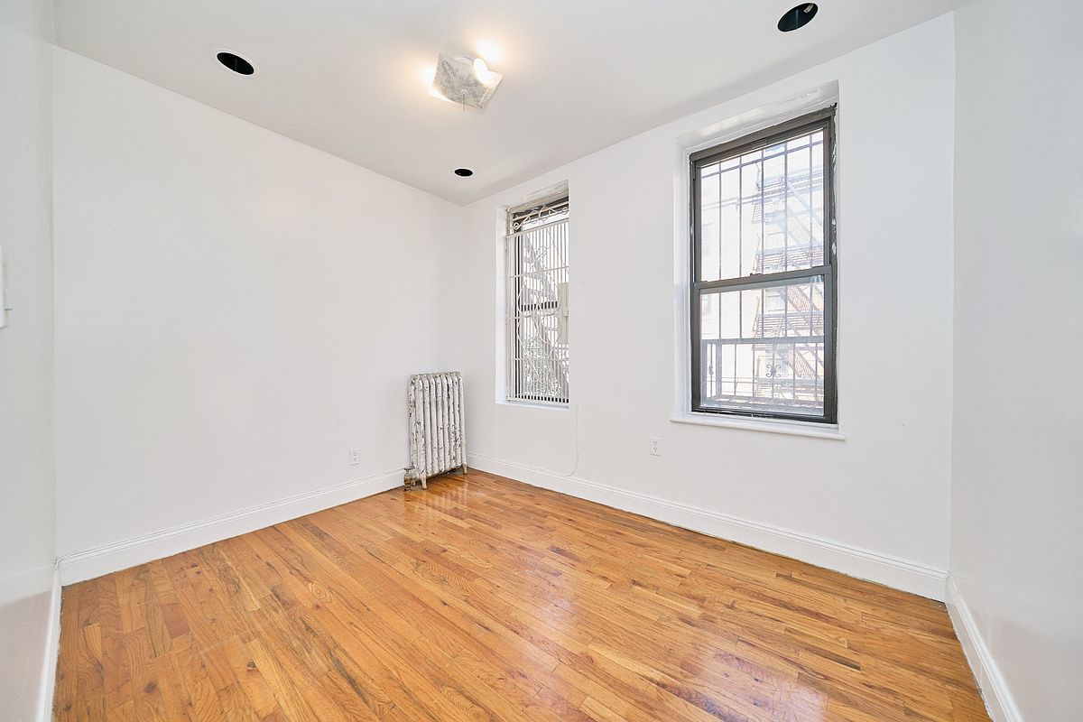 70 West 37th Street 62, Chelsea And Clinton, Downtown, NYC - 4 Bedrooms  
1 Bathrooms  
6 Rooms - 