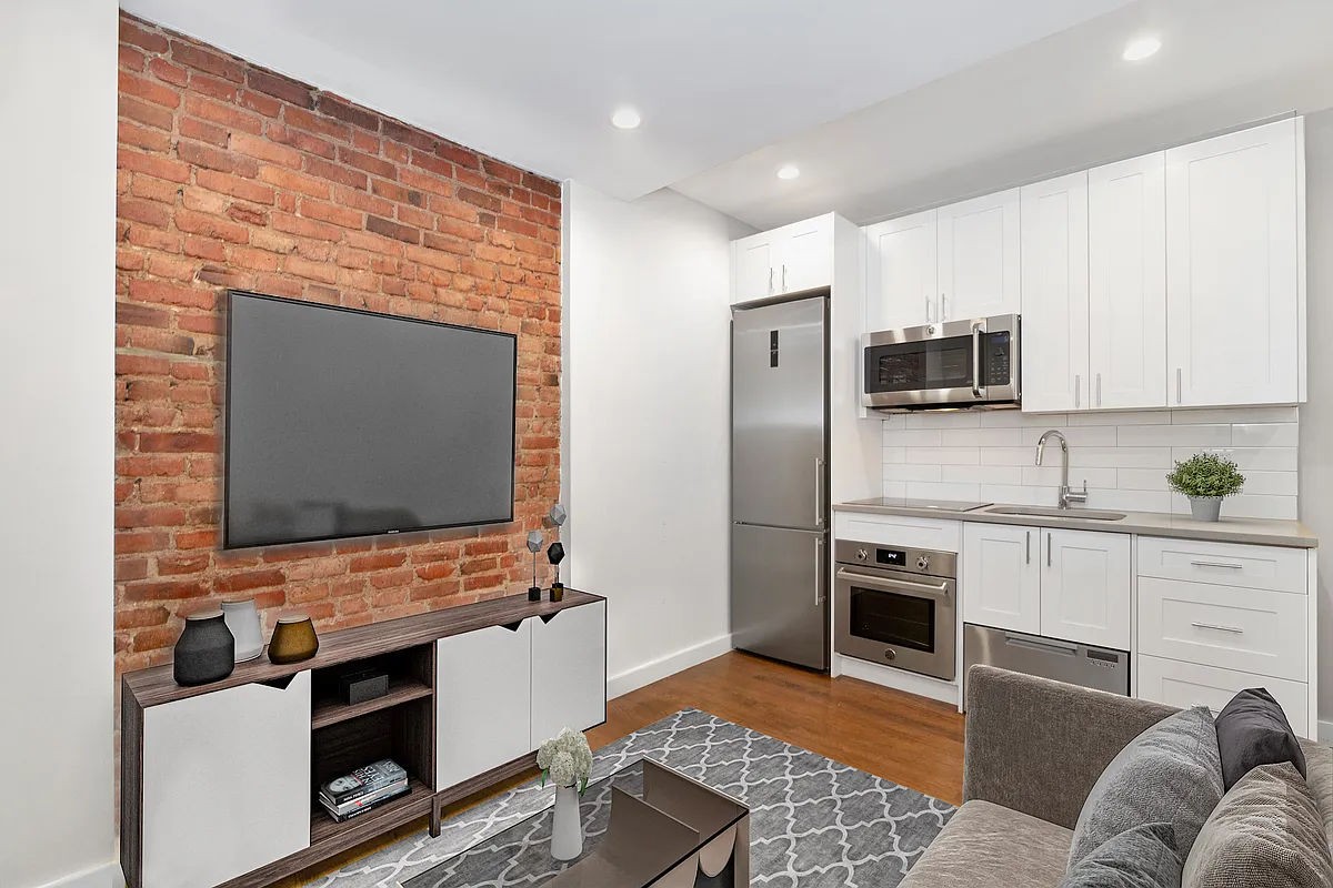 130 1st Avenue 1F, East Village, Downtown, NYC - 2 Bedrooms  
2 Bathrooms  
3 Rooms - 