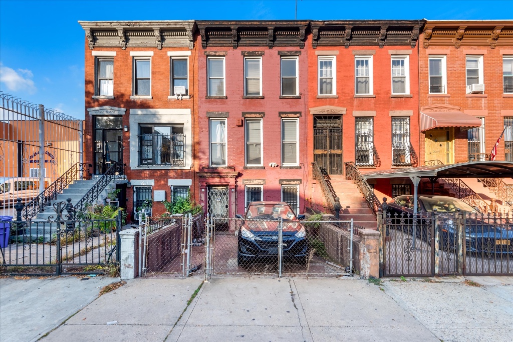 1065 Bushwick Avenue, Bushwick, Brooklyn, New York - 4 Bedrooms  
3 Bathrooms  
6 Rooms - 