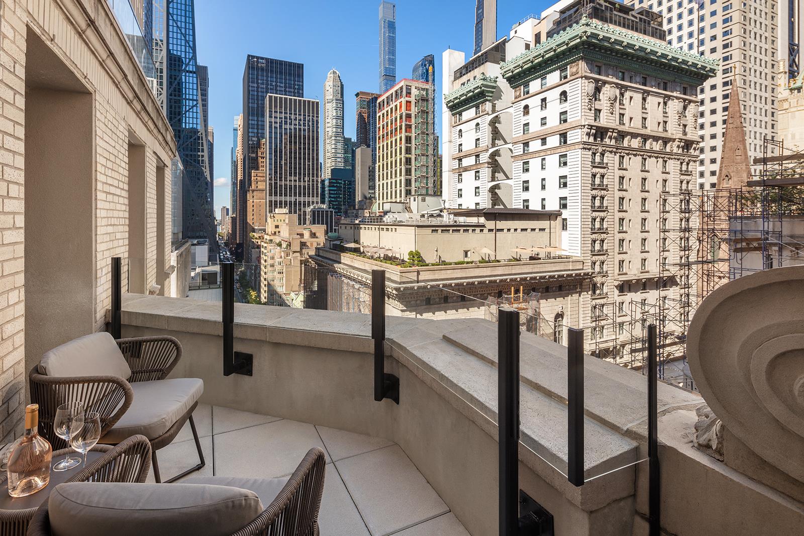 685 5th Avenue 16A, Midtown East, Midtown East, NYC - 2 Bedrooms  
2.5 Bathrooms  
5 Rooms - 