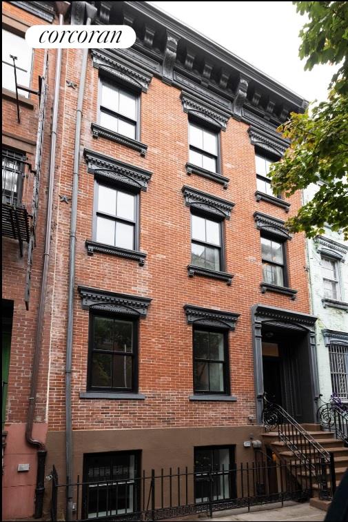 264 East 7th Street 1, East Village, Downtown, NYC - 3 Bedrooms  
2.5 Bathrooms  
6 Rooms - 