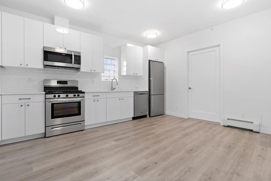 31-07 38th Avenue 43, Long Island City, Queens, New York - 1 Bedrooms  
1 Bathrooms  
3 Rooms - 