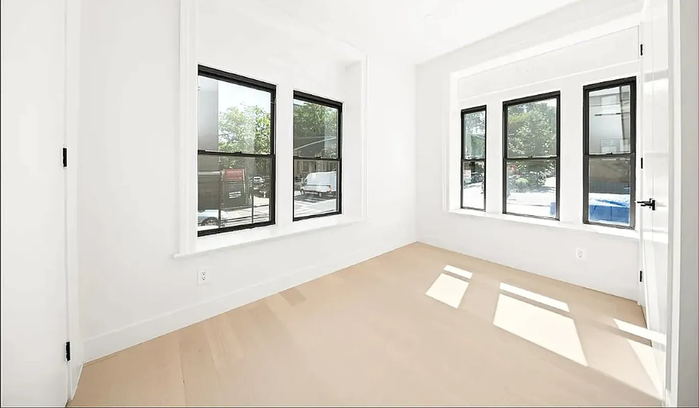 704 8th Avenue 1U, Park Slope, Brooklyn, New York - 2 Bedrooms  
2 Bathrooms  
5 Rooms - 