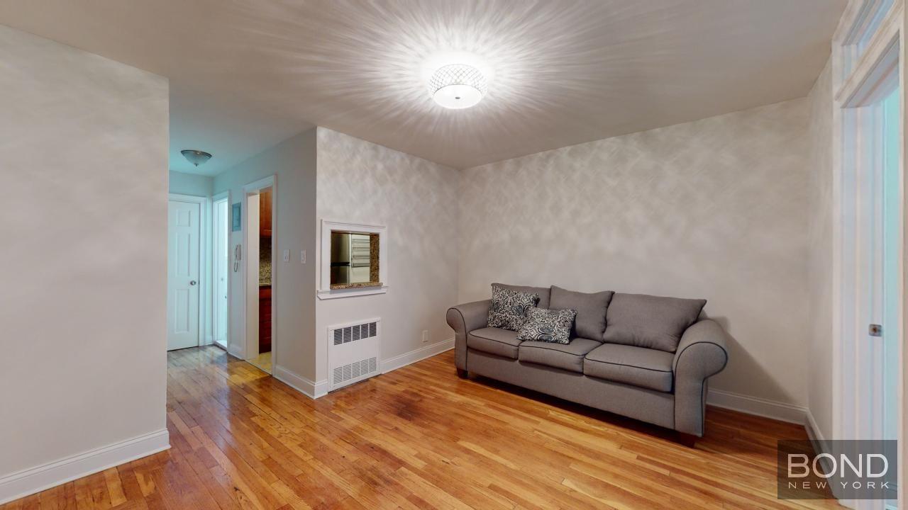 338 East 70th Street 2D, Upper East Side, Upper East Side, NYC - 2 Bedrooms  
1 Bathrooms  
4 Rooms - 