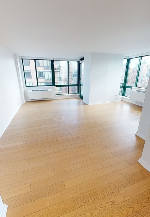 West End Avenue R-18C, Lincoln Square, Upper West Side, NYC - 2 Bedrooms  
2 Bathrooms  
4 Rooms - 