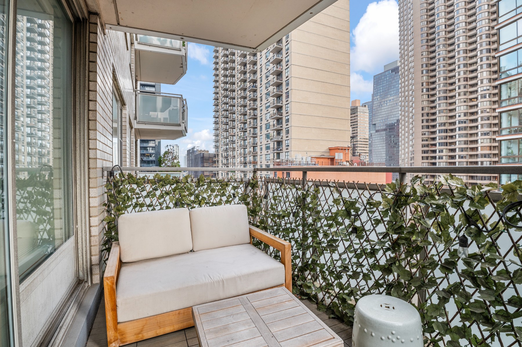 300 East 40th Street 10K, Murray Hill, Midtown East, NYC - 2 Bedrooms  
2 Bathrooms  
4 Rooms - 