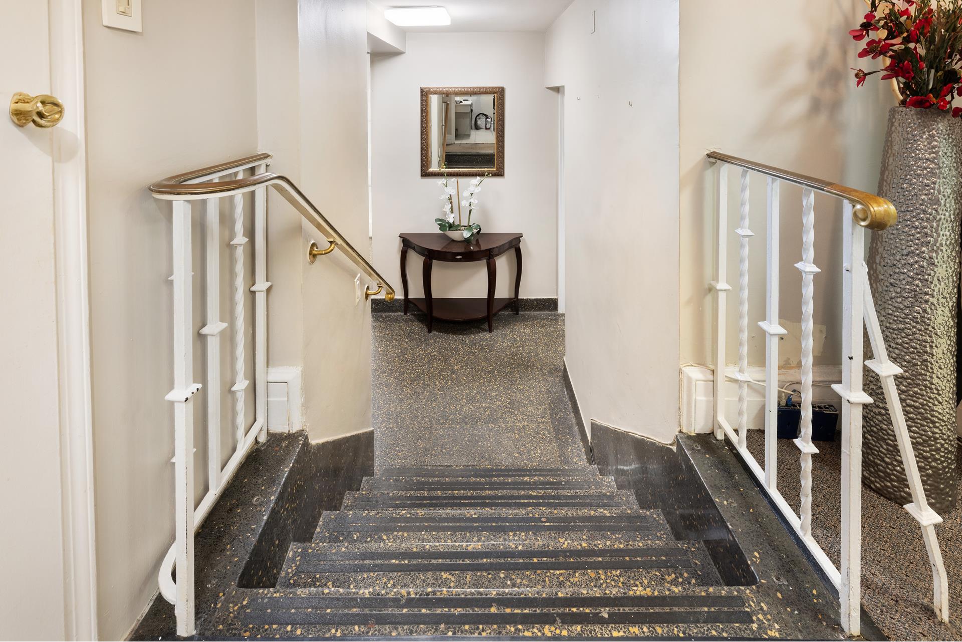 895 Park Avenue 1B, Lenox Hill, Upper East Side, NYC - 1 Bedrooms  
1.5 Bathrooms  
6 Rooms - 