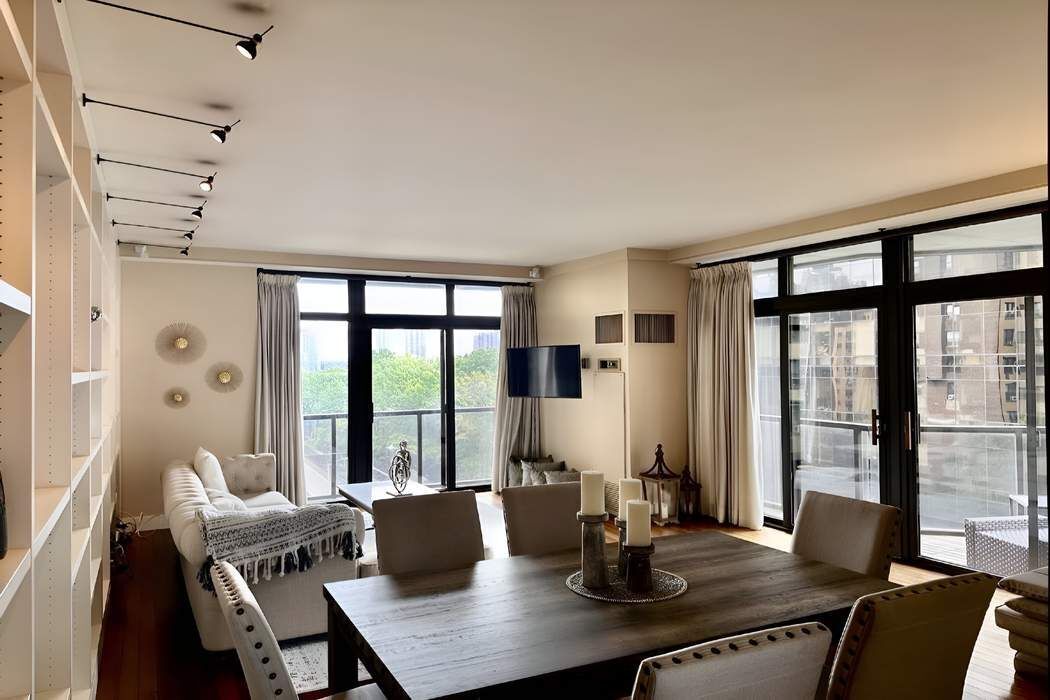 100 United Nations Plaza 9B, Turtle Bay, Midtown East, NYC - 2 Bedrooms  
2 Bathrooms  
4 Rooms - 