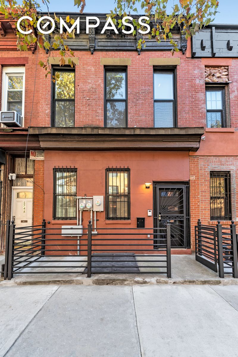 574 Gates Avenue, Bedford-Stuyvesant, Brooklyn, New York - 4 Bedrooms  
2 Bathrooms  
7 Rooms - 