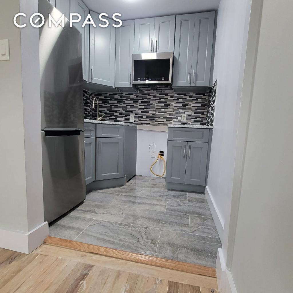 238 Madison Street 2, Bedford-Stuyvesant, Brooklyn, New York - 2 Bedrooms  
1 Bathrooms  
4 Rooms - 