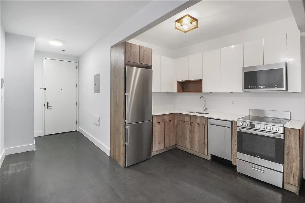 771 Lexington Avenue 1A, Bushwick, Brooklyn, New York - 3 Bedrooms  
1.5 Bathrooms  
5 Rooms - 