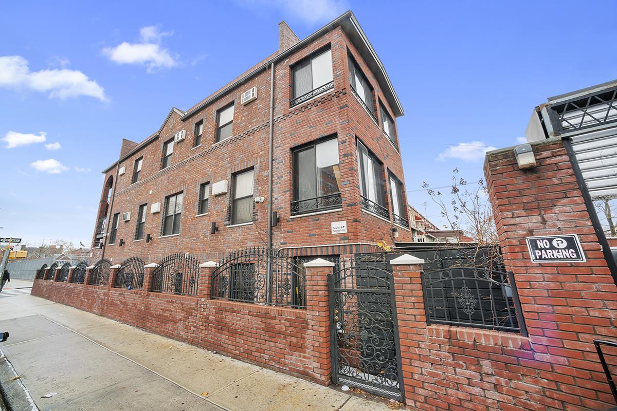 70 East 39th Street, East Flatbush, Brooklyn, New York - 6 Bedrooms  
3 Bathrooms  
10 Rooms - 