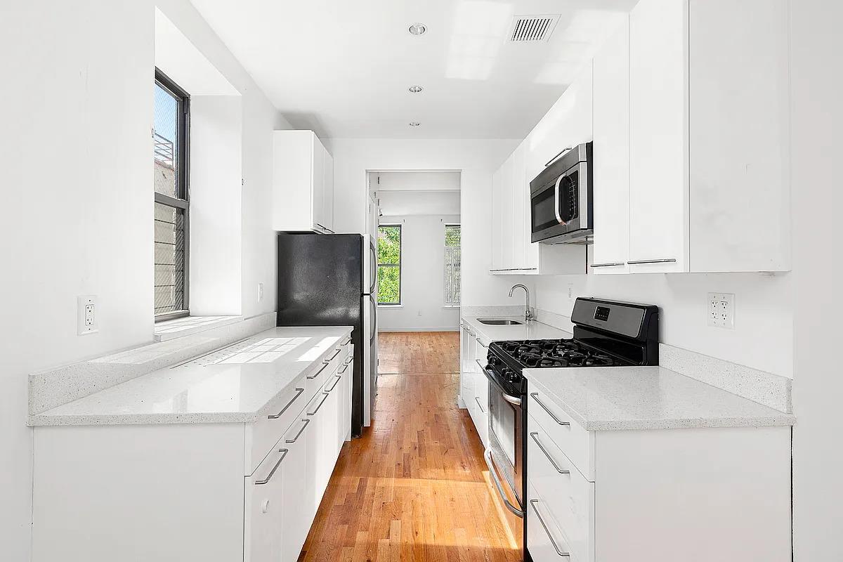 181 East 111th Street 4B, East Harlem, Upper Manhattan, NYC - 2 Bedrooms  
1 Bathrooms  
4 Rooms - 