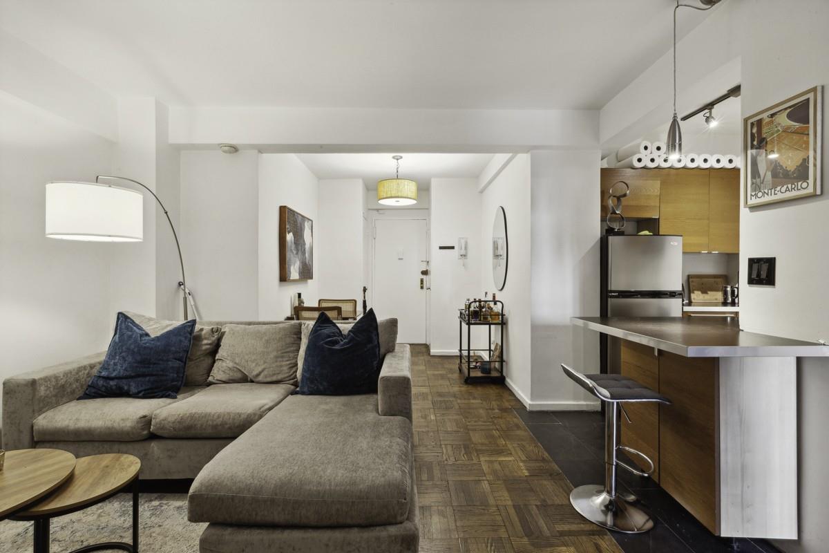 333 East 46th Street 5J, Turtle Bay, Midtown East, NYC - 2 Bedrooms  
1 Bathrooms  
4 Rooms - 