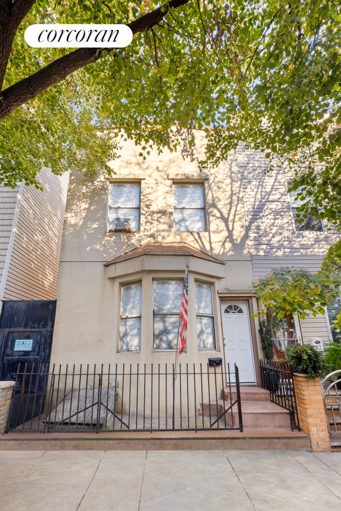 14 Hausman Street, Greenpoint, Brooklyn, New York - 3 Bedrooms  
3 Bathrooms  
6 Rooms - 