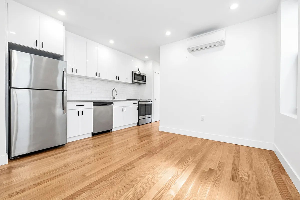 34-32 33rd Street 3A, Long Island City, Queens, New York - 3 Bedrooms  
1 Bathrooms  
4 Rooms - 