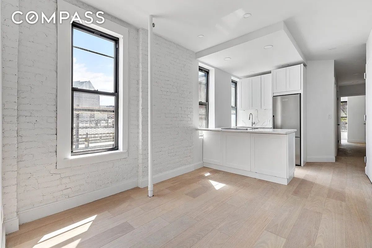 337 East 13th Street 10, East Village, Downtown, NYC - 3 Bedrooms  
1 Bathrooms  
5 Rooms - 